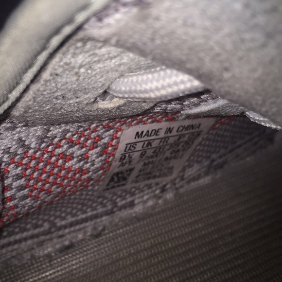 Adidas Yeezy Boost 350 V2 - Picture 2 of 4